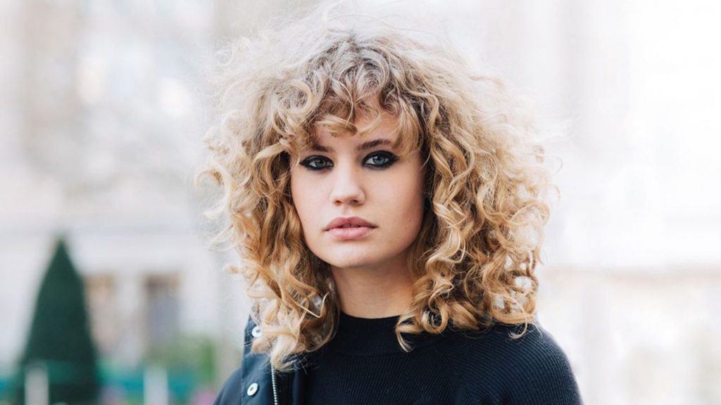 Di adiós al encrespamiento: descubre soluciones efectivas para domar tu cabello y lucir radiante sin esfuerzo 1 Moncloa Corte de cabello con flequillo ondulado 1 Moncloa