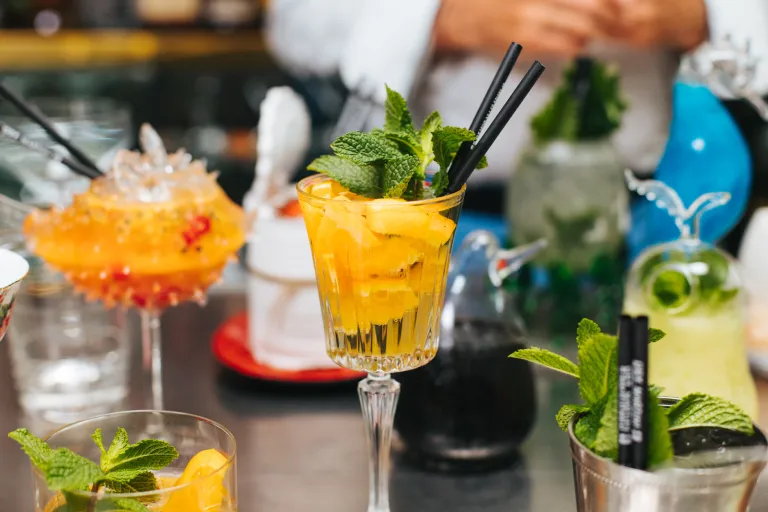 ¡Impresiona a tus invitados en fin de año con nuestras recetas fáciles de cócteles y bebidas sorprendentes! 3 Moncloa EL ROL DE LA COCTELERÍA EN LAS TRADICIONES DE FIN DE AÑO