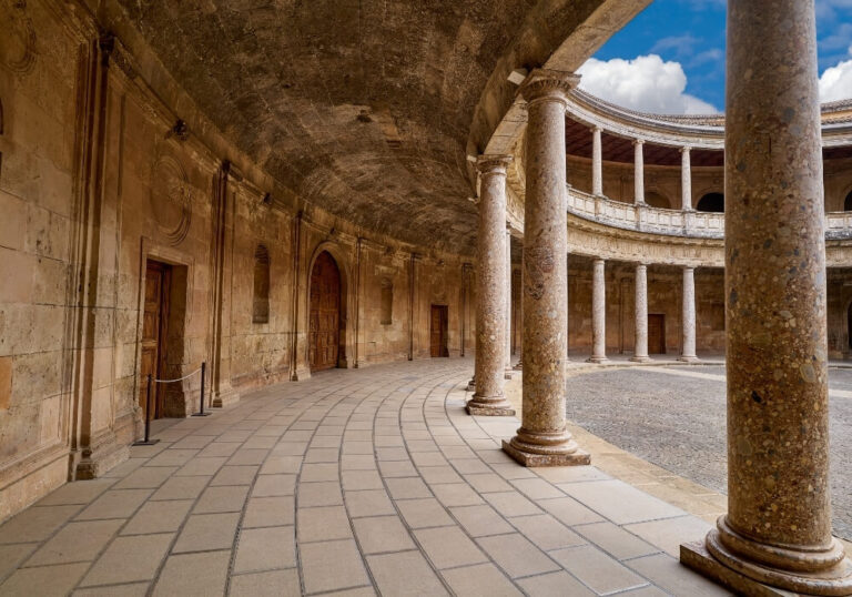 ¡Sorpréndete con el misterioso encanto de la Alhambra! Curiosidades inesperadas que quizás aún desconoces. 2 Moncloa LEYENDAS Y CURIOSIDADES