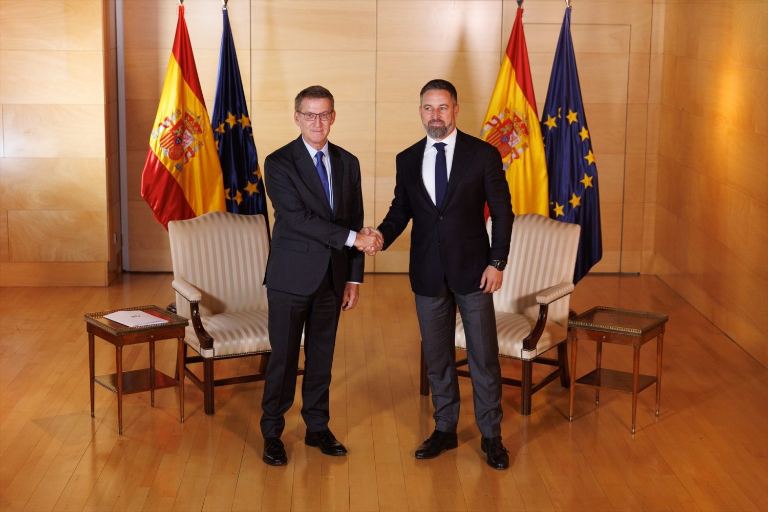 EuropaPress_5419639_lider_pp_alberto_nunez_feijoo_lider_vox_santiago_abascal_saludan_llegada (1) Abascal apoyó a Feijóo en su investidura el pasado mes de septiembre y en menos de tres meses ya ni se hablan