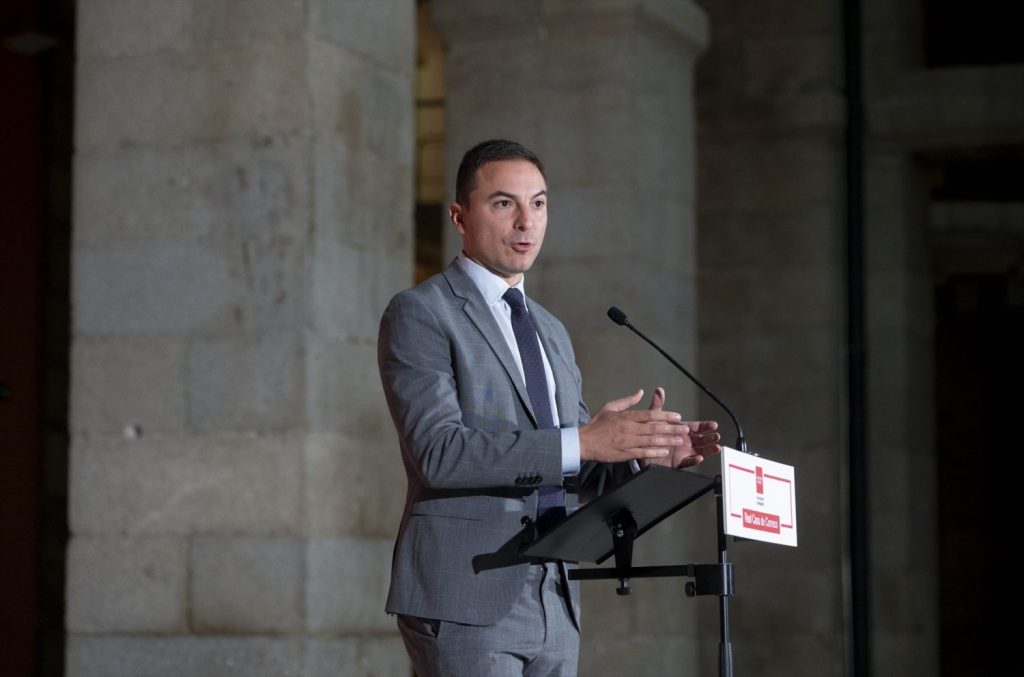 El PSOE y su doble cara: guillotinó a Rajoy y subvencionó un 'batazo' a Ayuso 1 Moncloa Lobato agacha la cabeza ante Ayuso | Foto: Europa Press