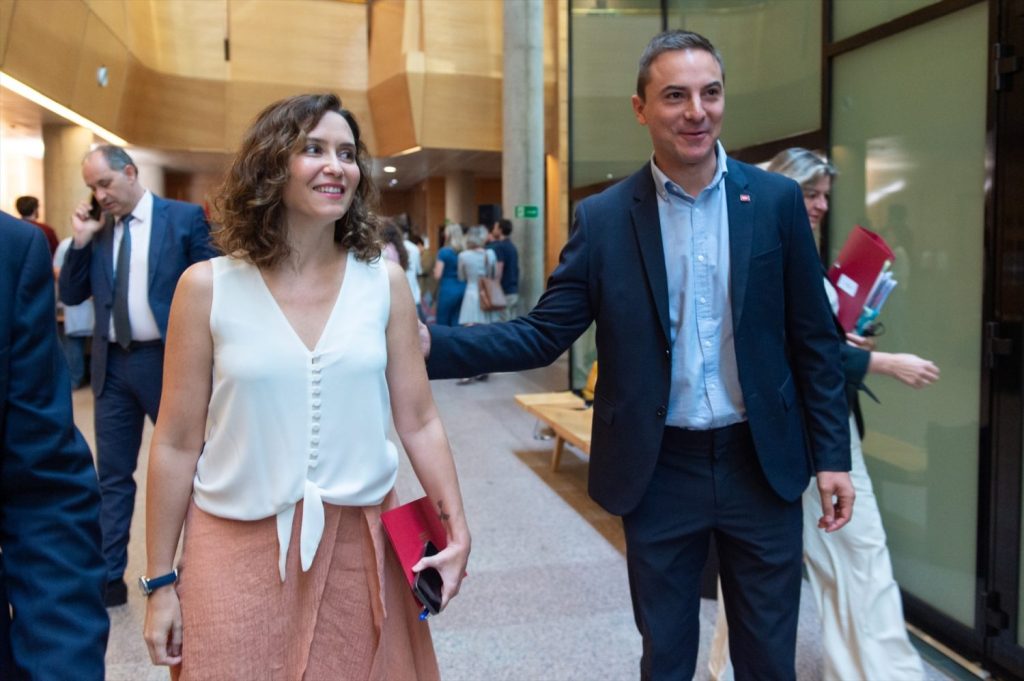 Lobato agacha la cabeza ante Ayuso | Foto: Europa Press