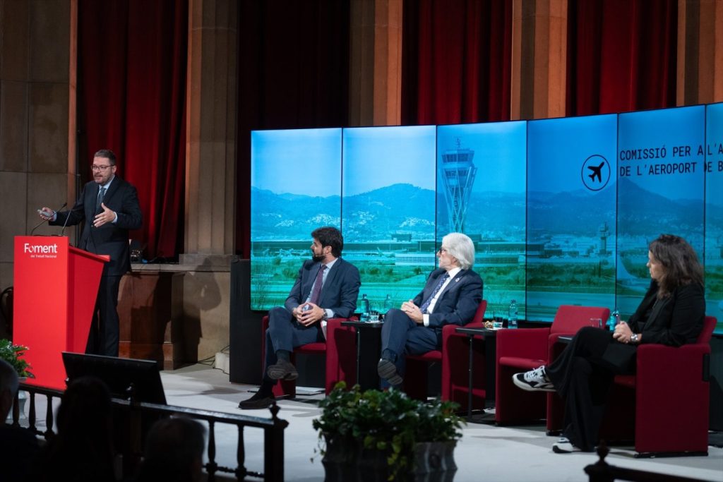 Jordi Hereu apuesta ahora por El Prat en detrimento de Madrid 1 Moncloa Rueda de prensa donde se habló de la ampliación del aeropuerto de El Prat