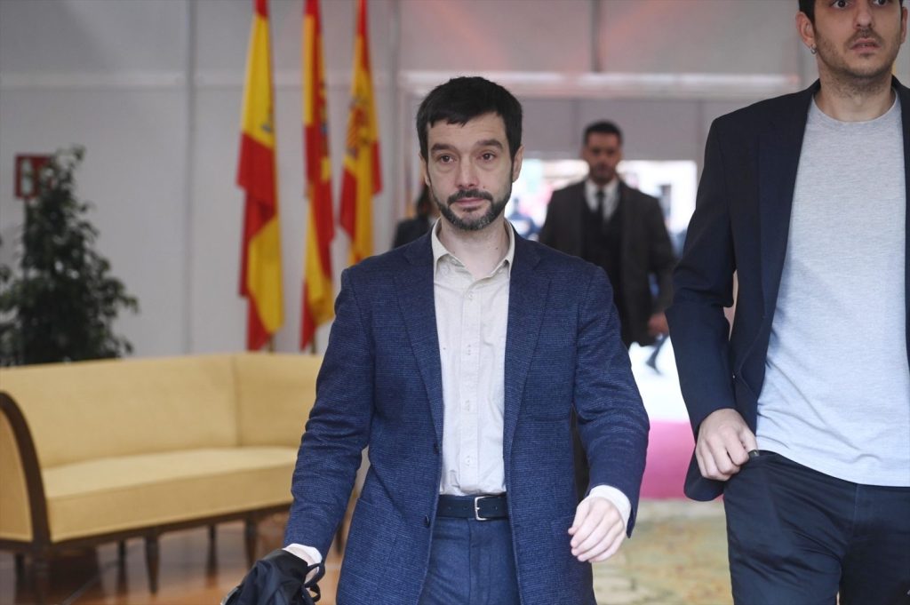 Bustinduy esconde las colas del hambre con su nuevo modelo de tarjetas monedero 1 Moncloa Bustinduy esconde las colas del hambre con su nuevo modelo de tarjetas monedero | Foto: Europa Press