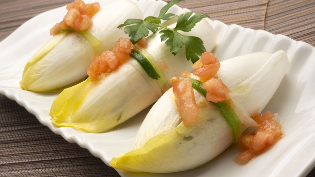 Delicias navideñas con endibias: descubre la magia de recetas irresistibles de aperitivos y entrantes ¡Deléitate en Navidad! 3 Moncloa LA ENDIBIA EN LA CULTURA GASTRONÓMICA