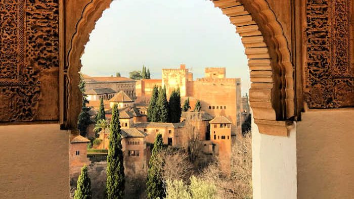 ¡Sorpréndete con el misterioso encanto de la Alhambra! Curiosidades inesperadas que quizás aún desconoces. 1 Moncloa UN REPASO POR SU HISTORIA