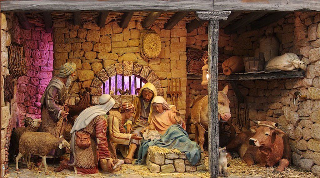 Sumérgete en la fascinante Navidad alicantina: Descubre la historia y curiosidades que hacen única esta festividad 3 Moncloa EL MERCADO DE BELENES: UNA VENTANA A LA TRADICIÓN NAVIDEÑA