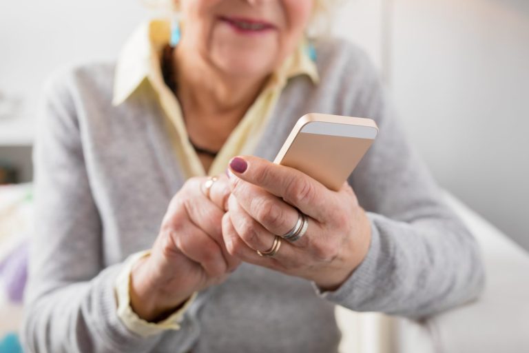¿Por qué la tecnología cuesta tanto a los mayores?