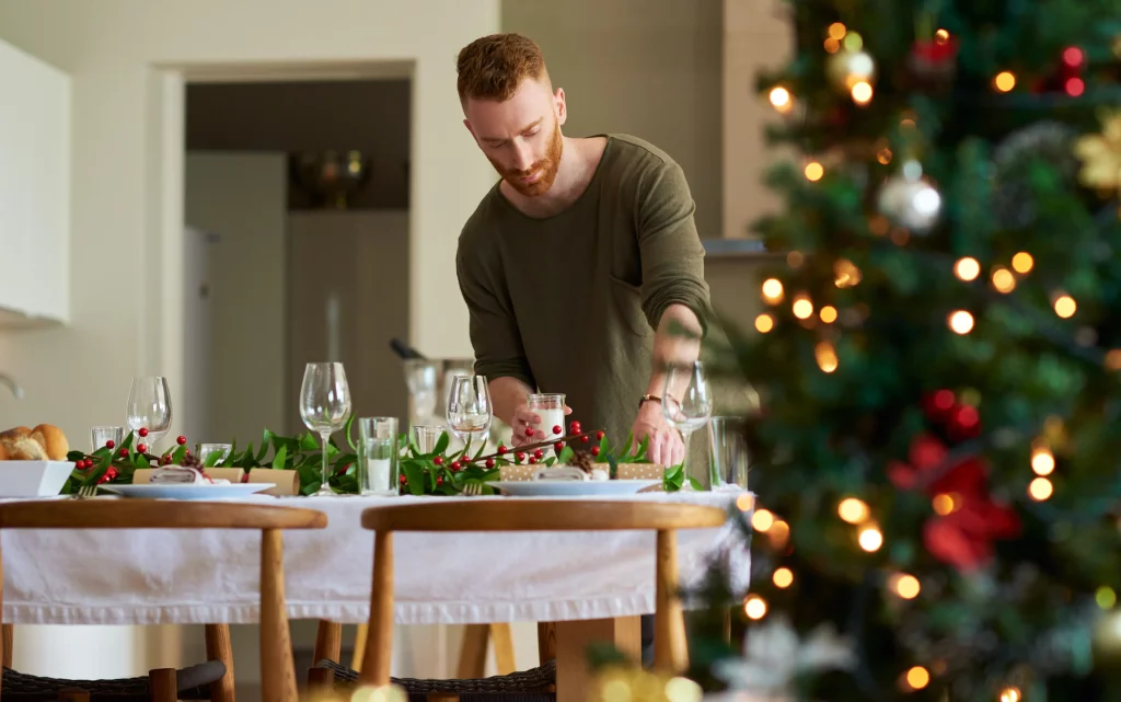 Descubre los trucos infalibles para aliviar el empacho o pesadez tras la cena navideña y disfruta plenamente 1 Moncloa chico prepara cena navidad 2558757 Moncloa