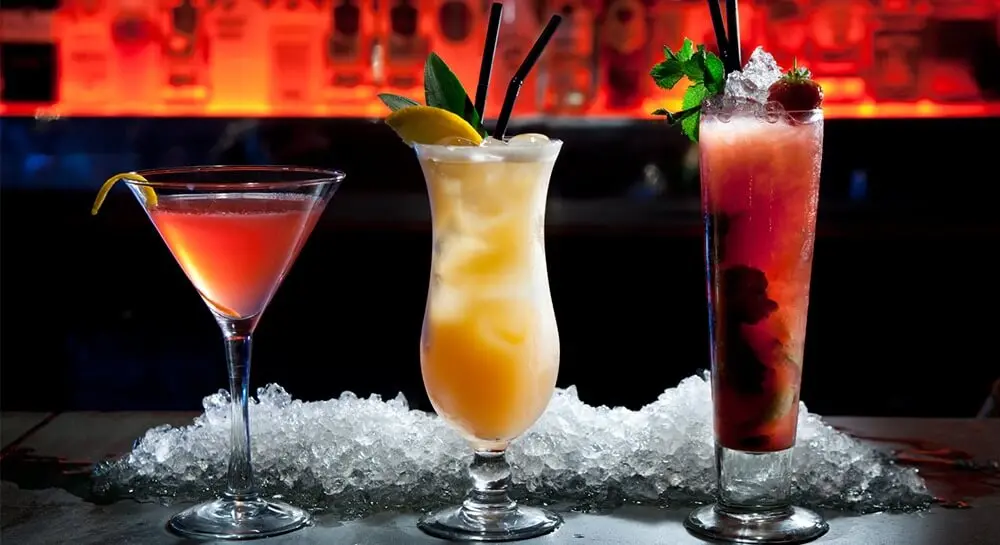 ¡Impresiona a tus invitados en fin de año con nuestras recetas fáciles de cócteles y bebidas sorprendentes! 2 Moncloa IMPORTANCIA DE LA PRESENTACIÓN Y DECORACIÓN