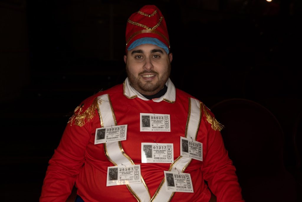 ¡Sigue en directo El Gordo de Navidad en MONCLOA: El Gordo más tardío de la historia, el 88.008! 7 Moncloa El becario de Mocito Feliz es uno de los espectadores disfrazados en el sorteo de Navidad.