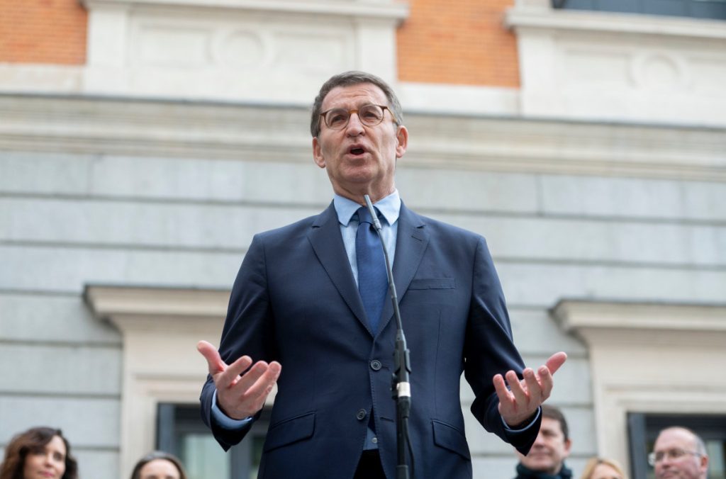 Sánchez ataca a Feijóo por el CGPJ y calla por las desigualdades tras los pactos con Junts y ERC 2 Moncloa Alberto Núñez Feijóo, líder del PP, defiende la Constitución en su 45 aniversario