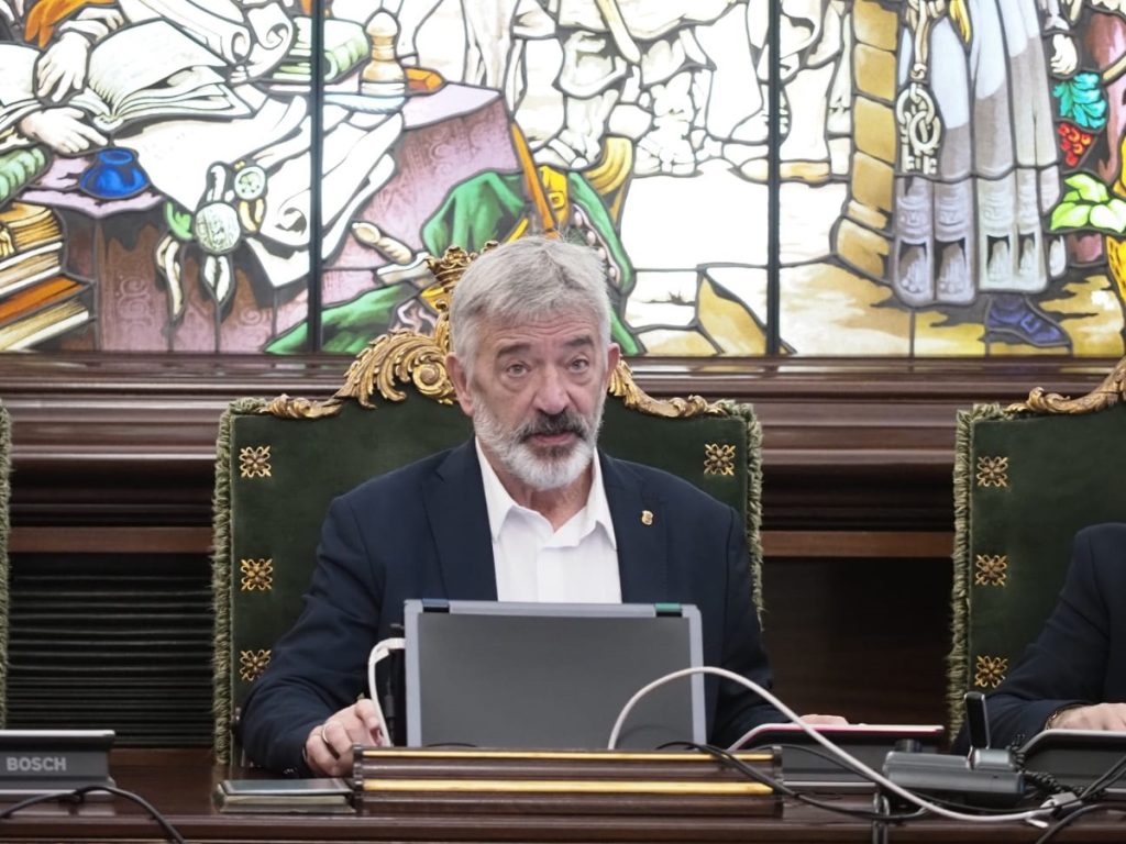 El PSOE consuma la traición y entrega Pamplona a Bildu en un bronco pleno 2 Moncloa El presidente de la Mesa del Pleno de Pamplona, Koldo Martínez, en la moción de censura de Bildu con el apoyo del PSOE