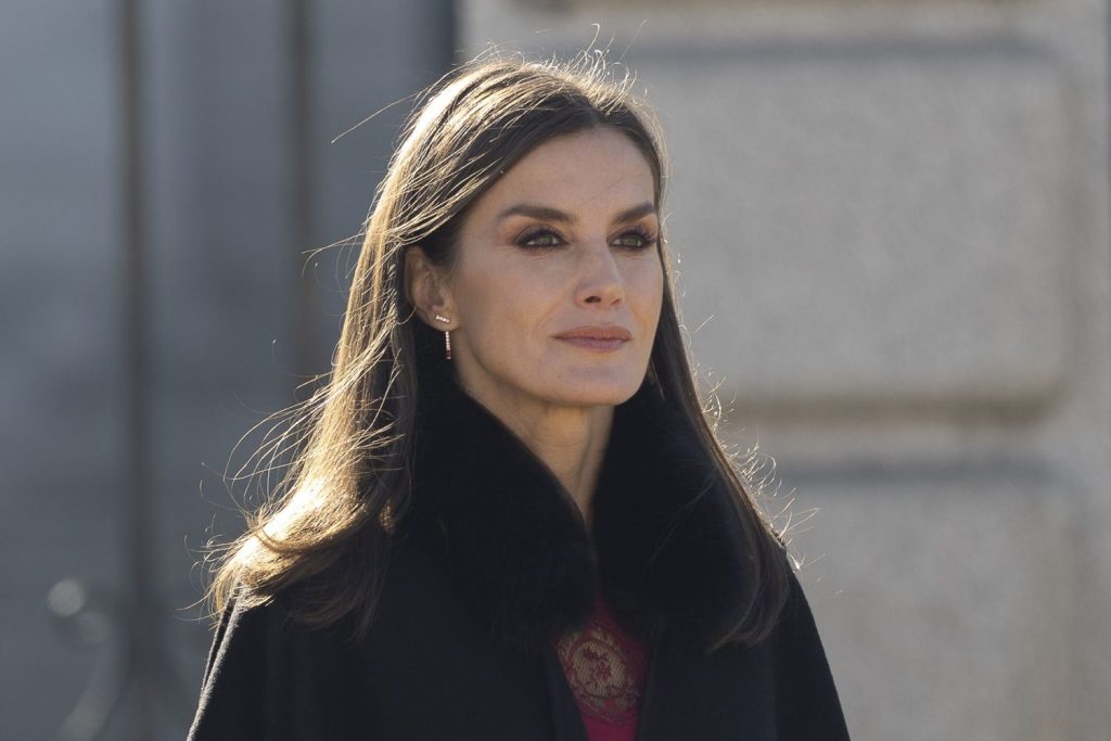 Letizia deslumbra con estilos made in Spain: desde el vestido de cactus hasta el sorprendente sastre 1 Moncloa la reina letizia vestido rojo felipe varela abrigo capa elle 1673084654 Moncloa