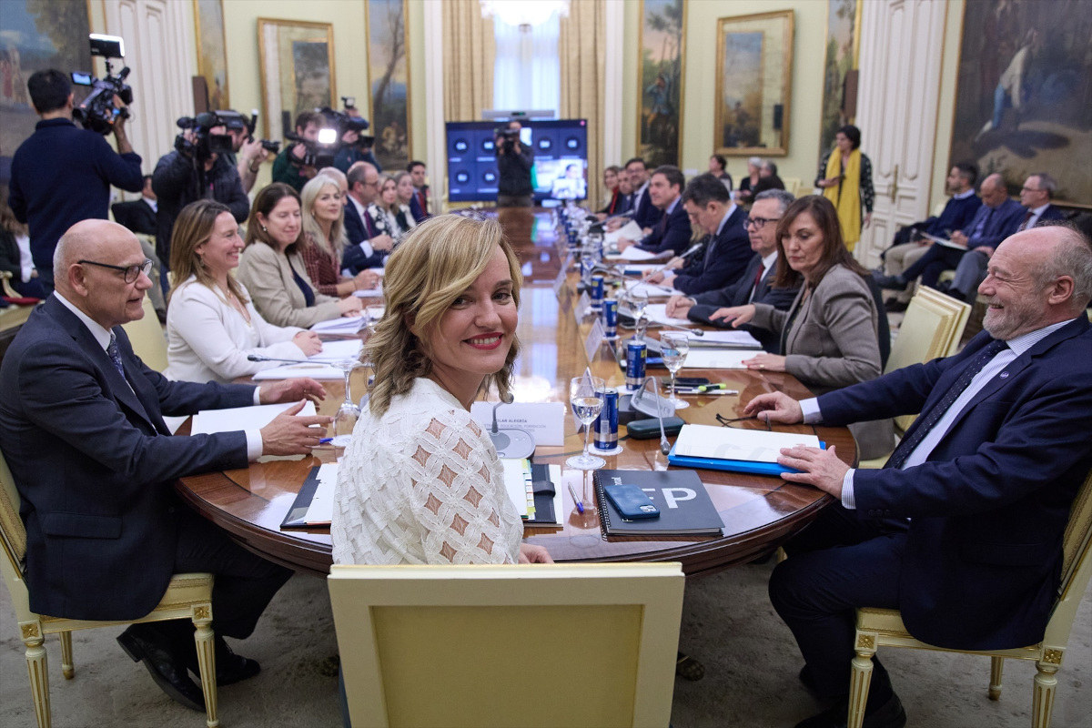 Cataluña prohíbe por ley las pantallas y la IA a los menores de 14 años en la escuela 1 Moncloa prohibición móviles escuela