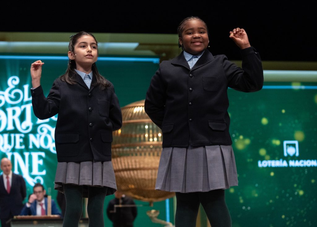 ¡Sigue en directo El Gordo de Navidad en MONCLOA: El Gordo más tardío de la historia, el 88.008! 1 Moncloa Rosario Martínez Garía y Ainhoa Rosero Gómez han cantado varios premios seguidos.