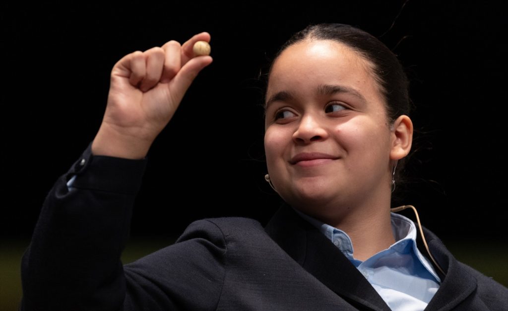 ¡Sigue en directo El Gordo de Navidad en MONCLOA: El Gordo más tardío de la historia, el 88.008! 2 Moncloa Paula Figuereo ha cantado un quinto premio, el número 01568.