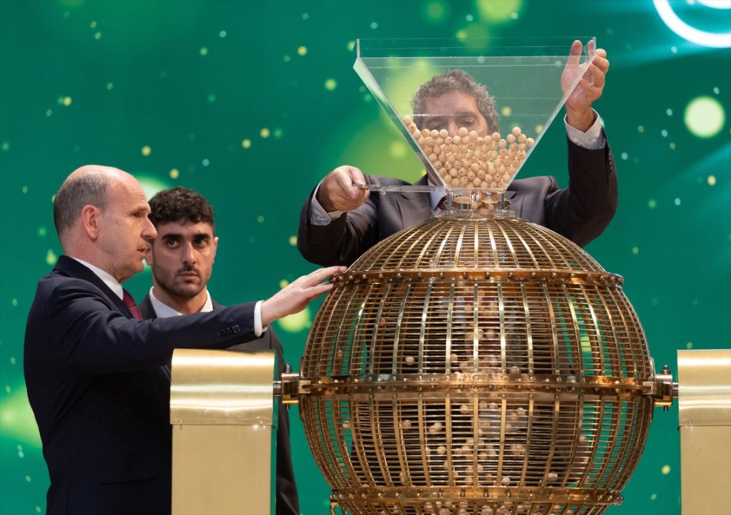 ¡Sigue en directo El Gordo de Navidad en MONCLOA: El Gordo más tardío de la historia, el 88.008! 6 Moncloa Antes del comienzo del sorteo se han asegurado de que entraban todas las bolas en el bombo.