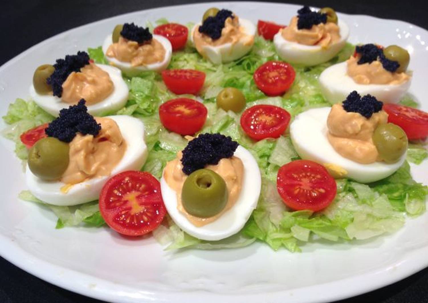 ¡Dale sabor español a tu Navidad! Descubre la receta fácil y rápida de huevos rellenos imprescindible en tu mesa festiva 1 Moncloa SABORES DE NAVIDAD EN CADA BOCADO