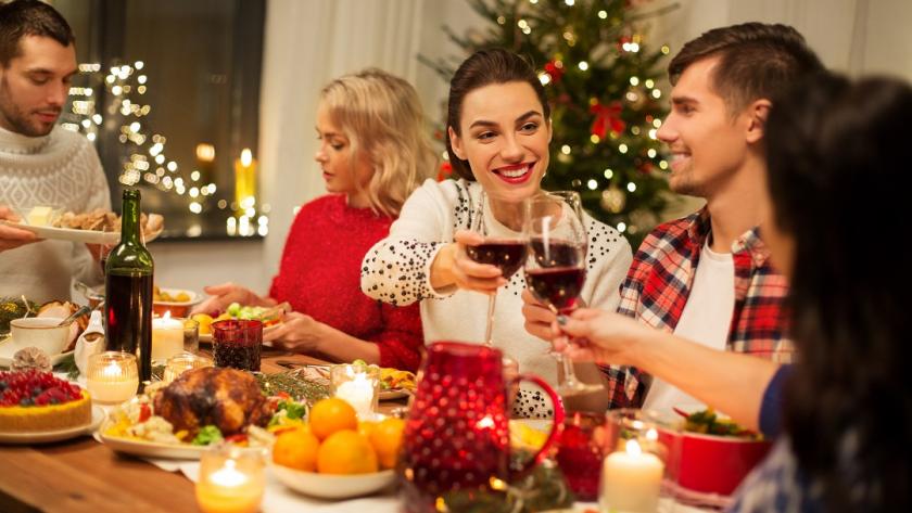 Descubre los trucos infalibles para aliviar el empacho o pesadez tras la cena navideña y disfruta plenamente 3 Moncloa shutterstock 1177827115jp Moncloa