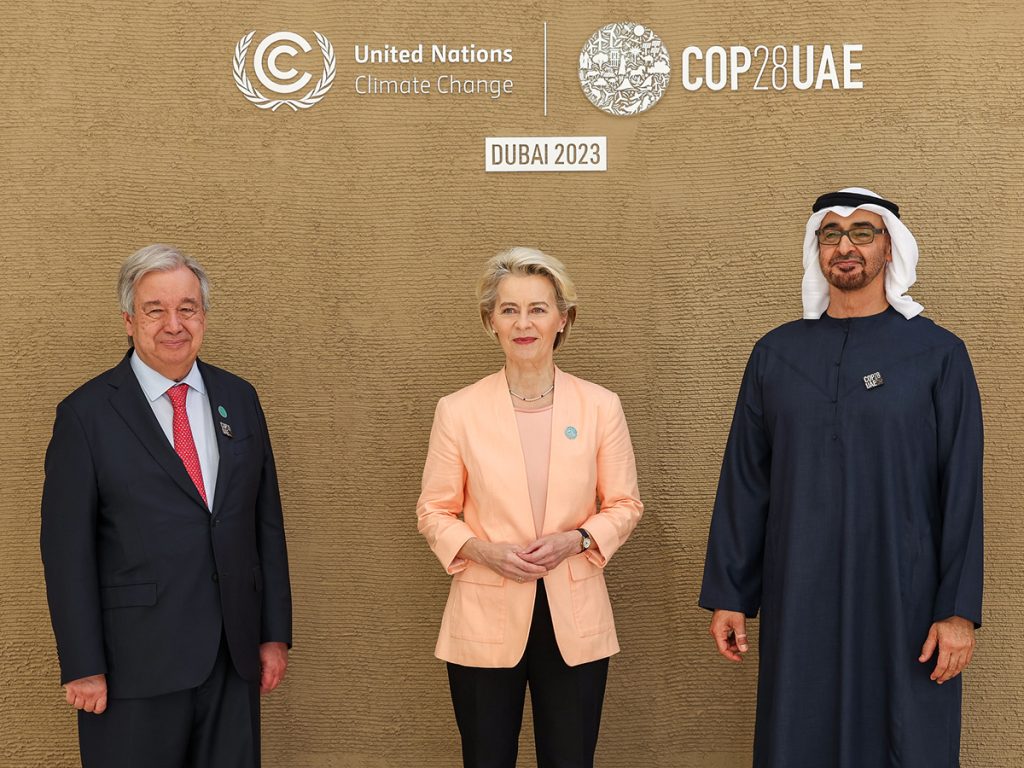 COP28, la patraña de combatir el cambio climático 2 Moncloa En la COP28 Ursula von der Leyen destacó la contribución de la UE en la lucha contra el cambio climático