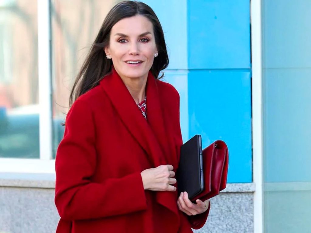 Letizia sorprende en la Nochebuena: Cambios inesperados en la mesa, con la ausencia de la reina Sofía y la tía Pecu 3 Moncloa vestido