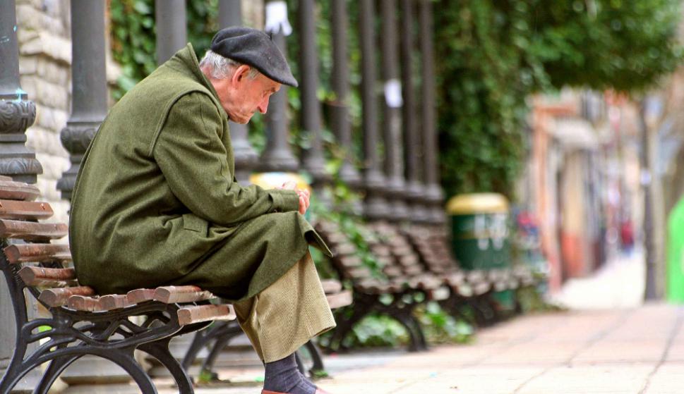 ¿Qué pasa realmente al envejecer? Descubre los misterios y desafíos de la tercera edad 2 Moncloa EL PAPEL DE LA FAMILIA Y LA COMUNIDAD