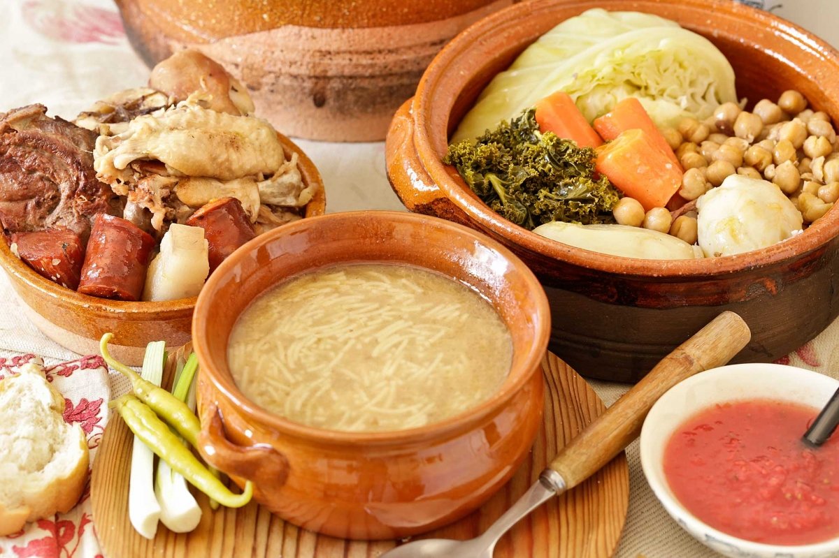 Sumérgete en la tradición culinaria: Descubre el arte de crear un cocido madrileño como para chuparse los dedos 3 Moncloa HISTORIA Y ORIGEN