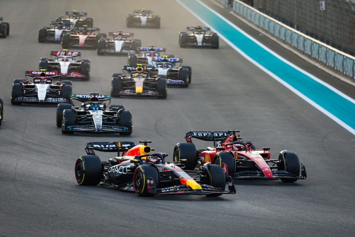 EuropaPress_5603106_start_of_the_race_01_verstappen_max_nld_red_bull_racing_rb19_16_leclerc Madrid podría debutar en la Fórmula 1 con una carrera nocturna | Foto: Europa Press