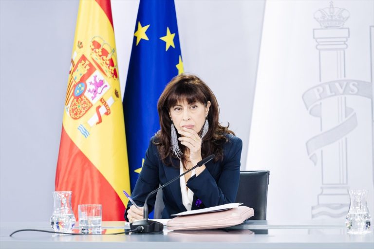 El Gobierno aprueba la Ley de Violencia Vicaria: así funciona la privación automática de la patria potestad