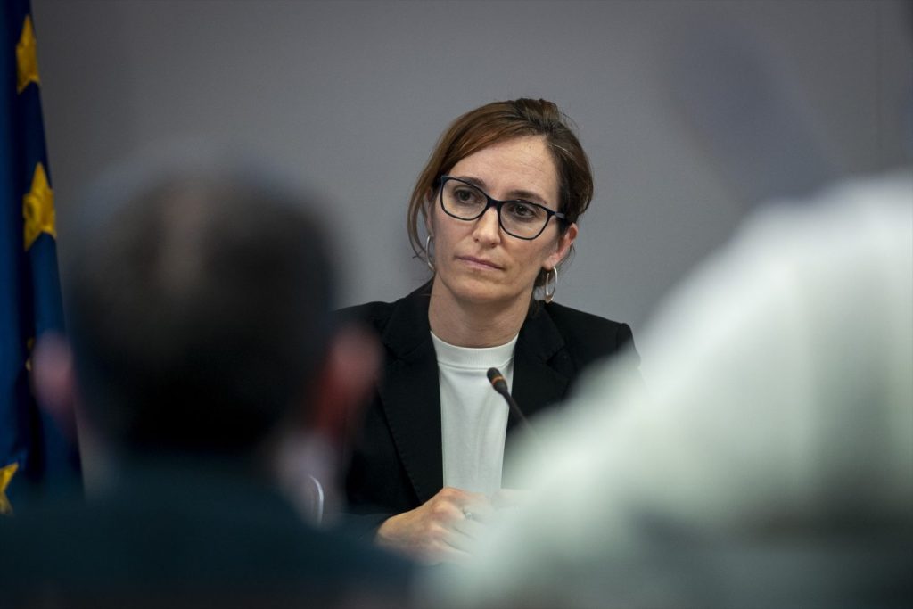 Mónica García, más centrada en la crema solar gratuita que en la Atención Primaria. | Foto: Europa Press