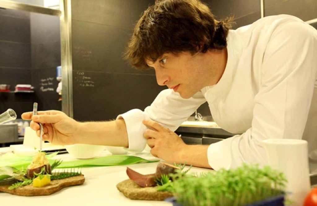 Jordi Cruz se pasa a las estrellas: preparando los platos Michelin de Juan Mari Arzak 1 Moncloa Jordi Cruz 6 Moncloa