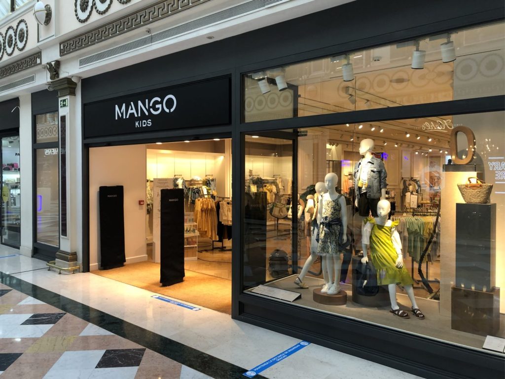 Encontramos en las rebajas de Mango el polo de punto con rayas más atractivo 4 Moncloa mango