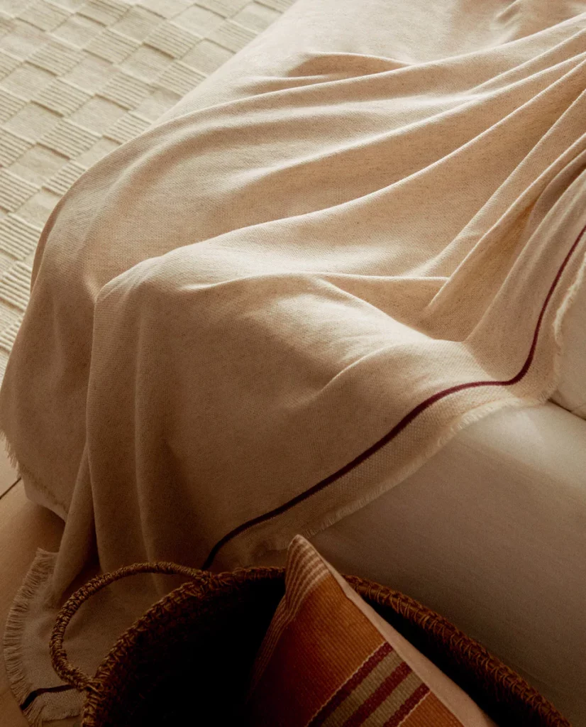 Zara Home te envuelve en un fin de semana acogedor con su manta ideal para tus películas 3 Moncloa Manta algodon Moncloa