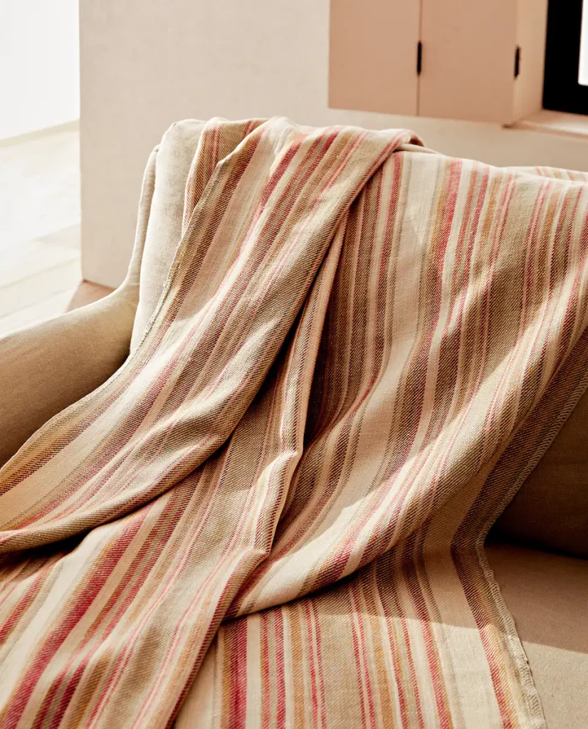 Zara Home te envuelve en un fin de semana acogedor con su manta ideal para tus películas 4 Moncloa Manta algodon y lino rayas Moncloa
