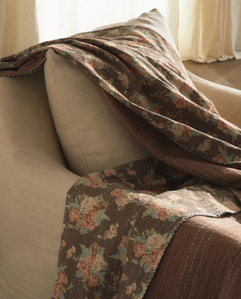 Zara Home te envuelve en un fin de semana acogedor con su manta ideal para tus películas 2 Moncloa Manta estampada acolchada Moncloa