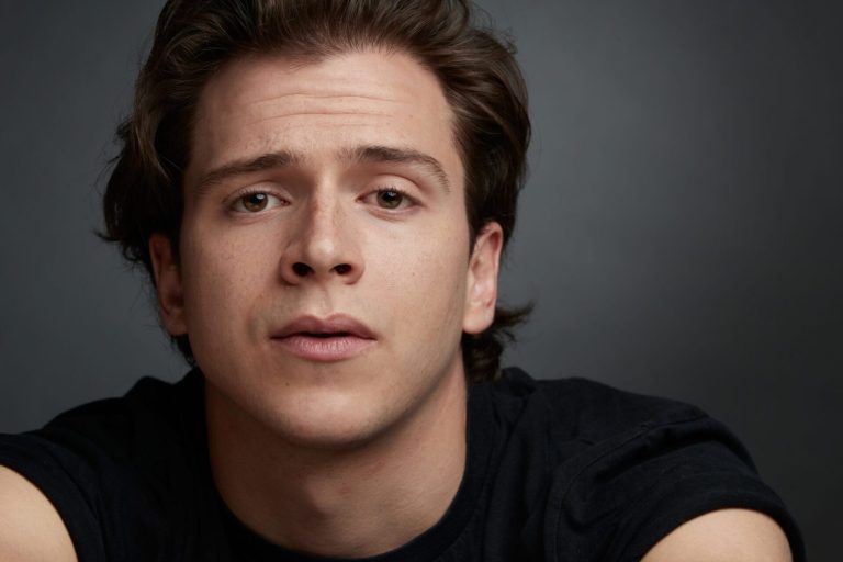 Marcos Orengo, estrella de ‘La Promesa’, desafía la adversidad: rodó escenas impactantes con la mano fracturada