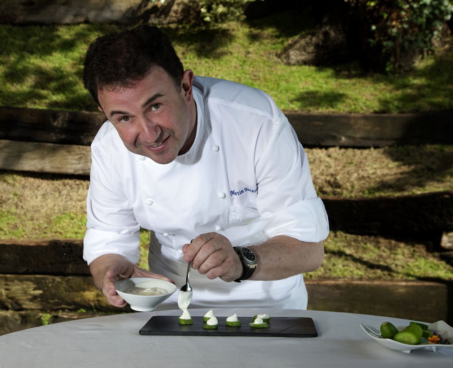 Embárcate en la experiencia culinaria con la exclusiva receta de Martín Berasategui para el pulpo a la gallega perfecto 1 Moncloa ORÍGENES DEL PULPO A LA GALLEGA