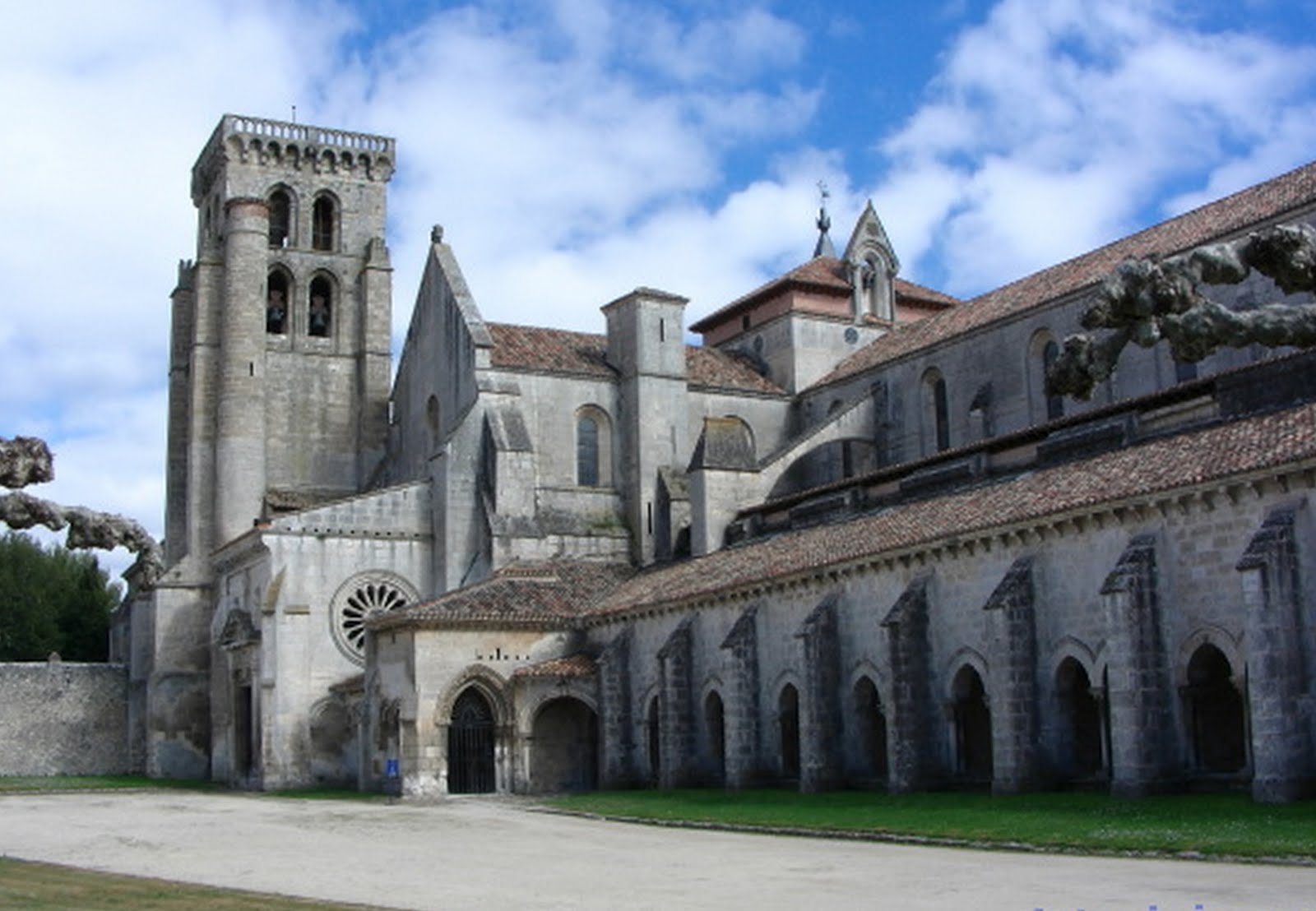 ¿Te Atreves? Descubre los secretos y leyendas escondidos en el Monasterio de Las Huelgas, Burgos 2 Moncloa EL MONASTERIO EN LA HISTORIA CONTEMPORÁNEA