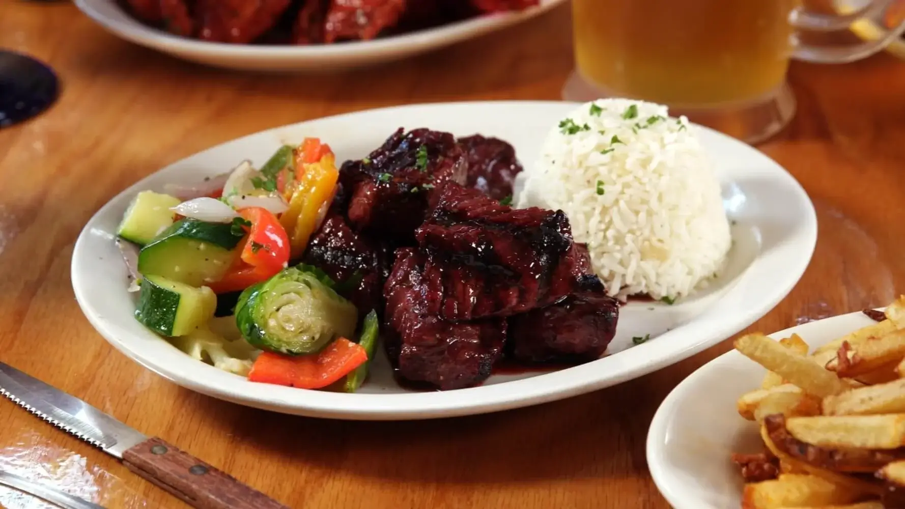 Delicias BBQ: disfruta de unas irresistibles alitas de pollo con salsa de bourbon, un festín inolvidable 2 Moncloa UN AMBIENTE ACOGEDOR