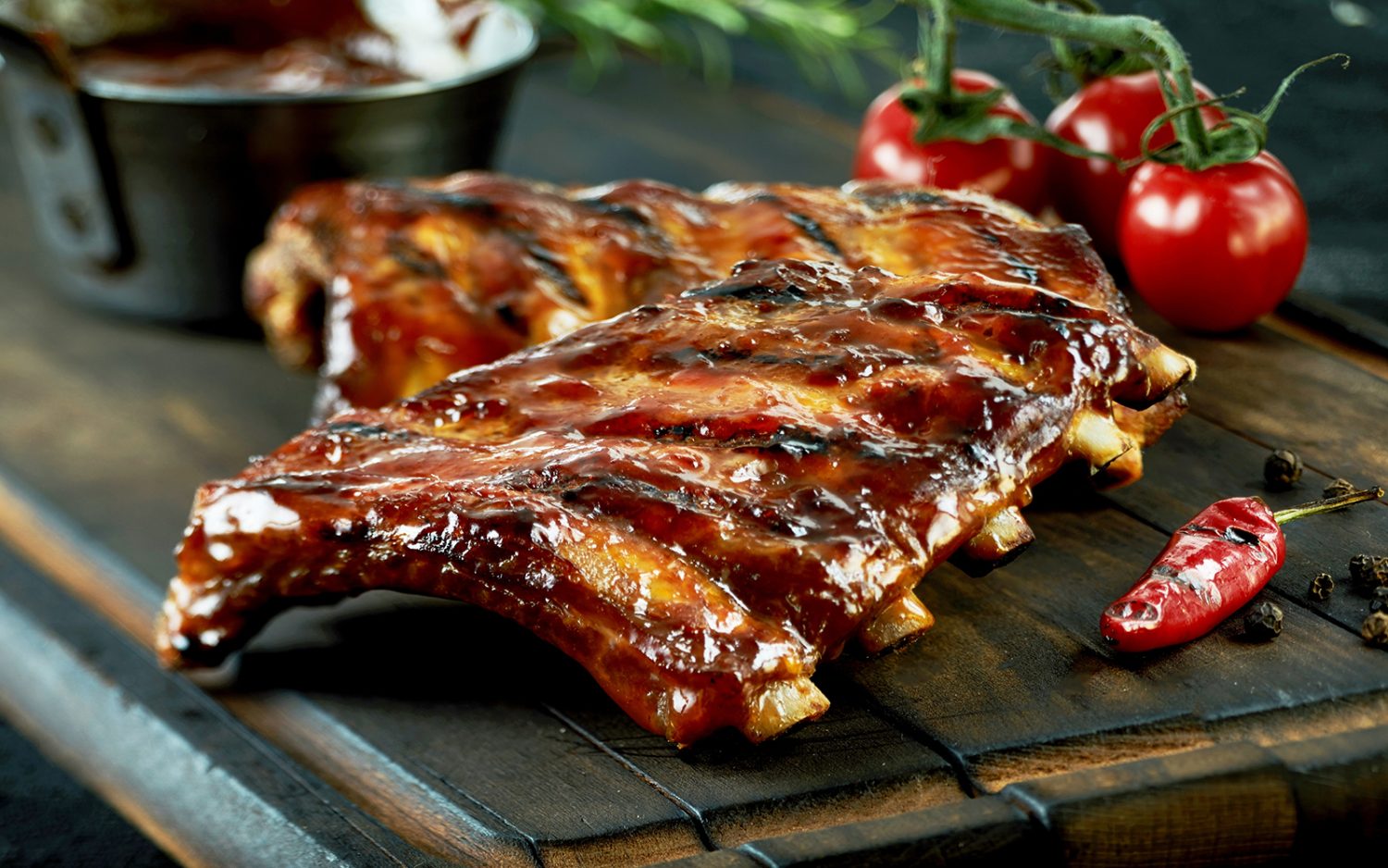 Delicias BBQ: disfruta de unas irresistibles alitas de pollo con salsa de bourbon, un festín inolvidable 3 Moncloa UN LUGAR DE ENCUENTRO