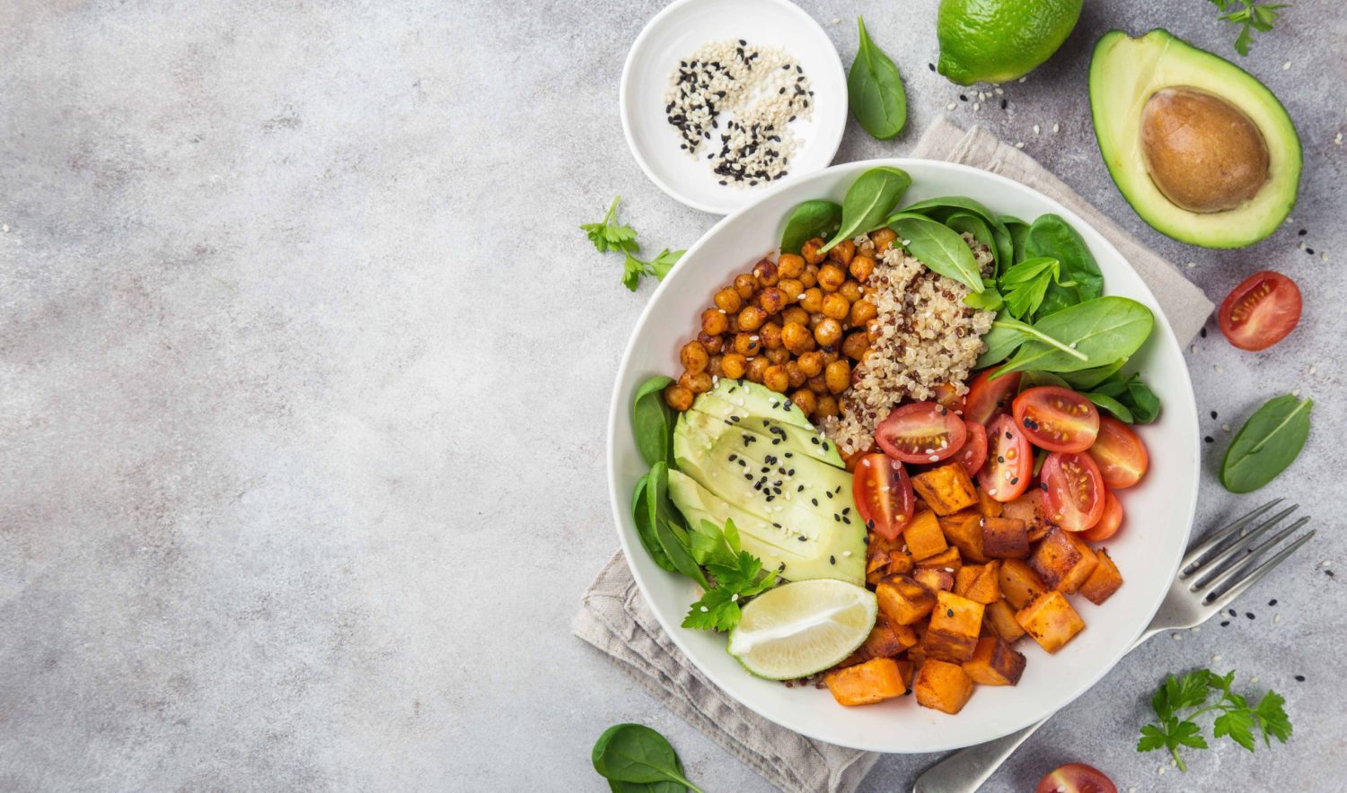 Alimentación y trabajo: Trucos para mantenerte saludable entre reuniones y correos 2 Moncloa Ergonomía y comida: Una combinación ganadora