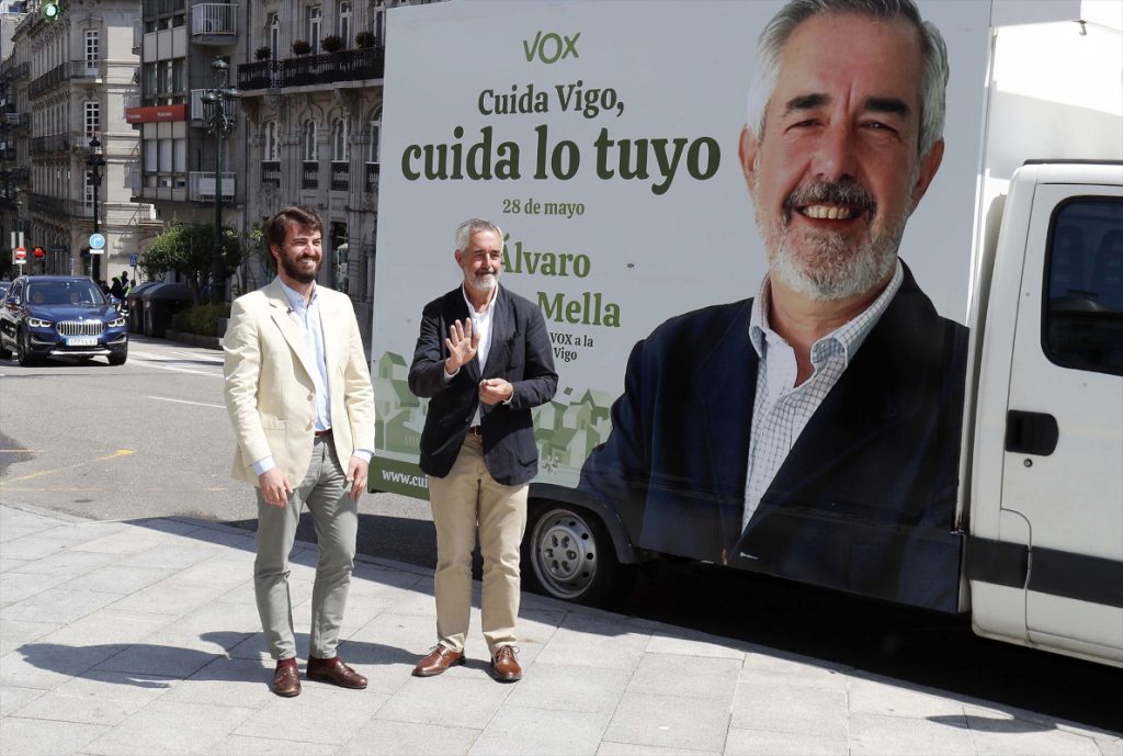 Vox se aferra a Álvaro Díaz-Mella para obrar el milagro en Galicia 1 Moncloa Álvaro Díaz-Mella en la campaña electoral por la alcaldía de Vigo.