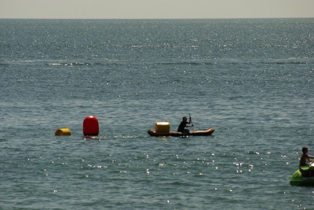 Silencio del Gobierno con los pellets en playas de Tarragona 1 Moncloa El Ayuntamiento de L'Ampolla (Tarragona) ha instalado ocho boyas que absorben los microplásticos del mar en dos de sus playas.