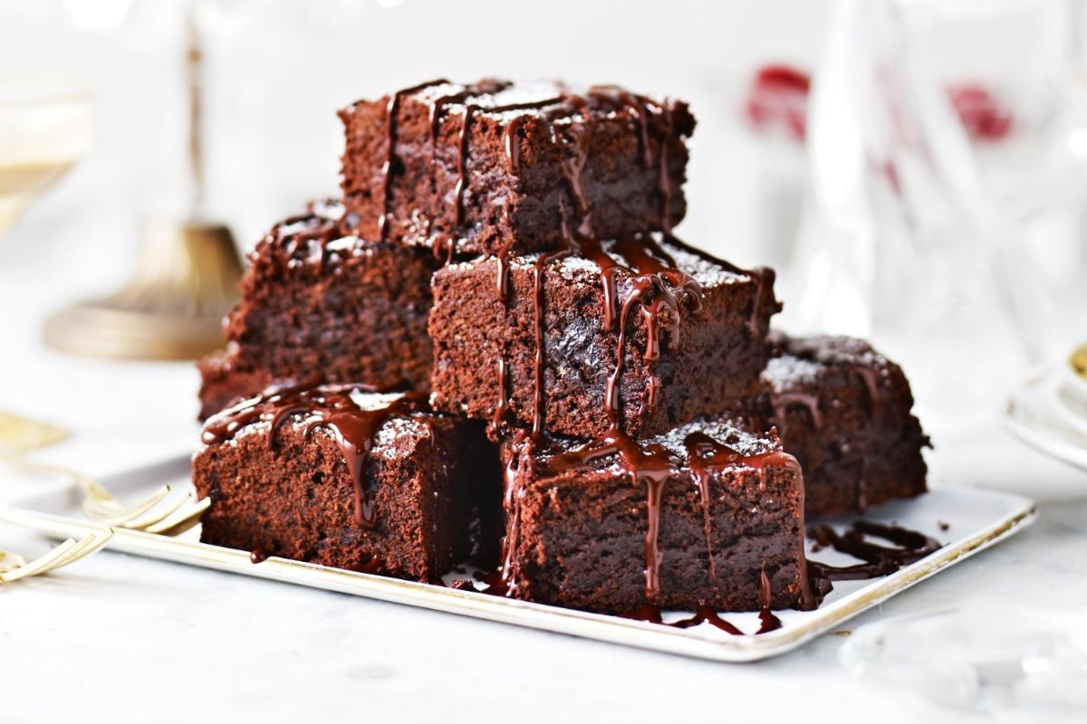 Delicias irresistibles: Descubre 5 tentadoras recetas de brownie con Thermomix, fáciles de hacer, ¡la perdición de cualquier goloso! 1 Moncloa UN CLÁSICO INMORTAL: EL BROWNIE TRADICIONAL