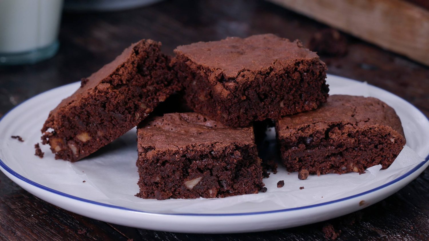 Delicias irresistibles: Descubre 5 tentadoras recetas de brownie con Thermomix, fáciles de hacer, ¡la perdición de cualquier goloso! 3 Moncloa PLACER ARTESANAL: BROWNIE CON CERVEZA ARTESANA