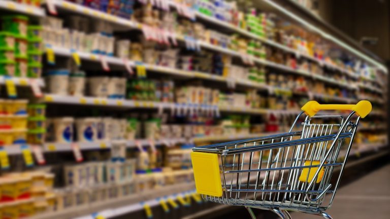 Nunca vuelvas a tirar del carro de la compra: el motivo por el que debes empujarlo para cuidar tu hombro