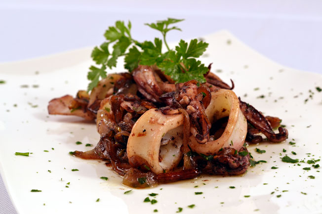 Deléitate con unos exquisitos chipirones encebollados estilo Martín Berasategui. Sigue esta fácil receta experta y sorprende paladares 2 Moncloa chipirones encebollados 1 Moncloa