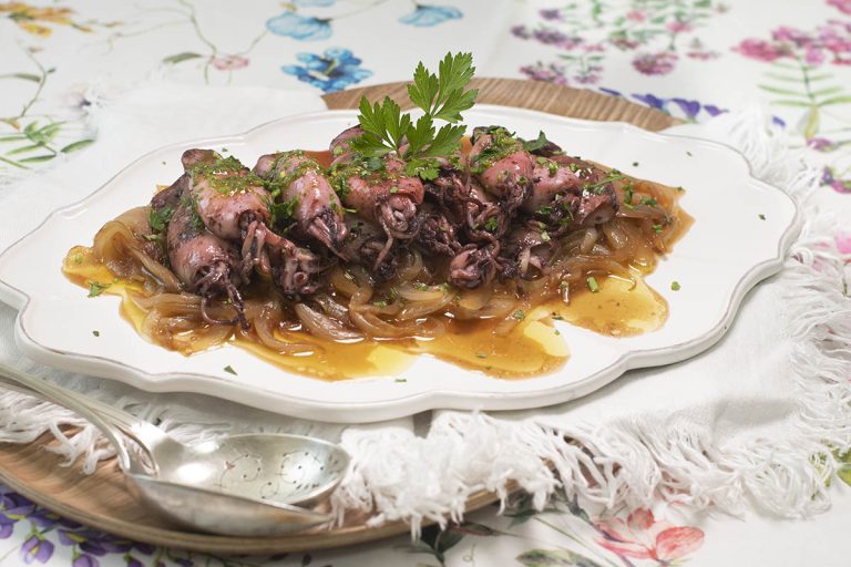 Deléitate con unos exquisitos chipirones encebollados estilo Martín Berasategui. Sigue esta fácil receta experta y sorprende paladares