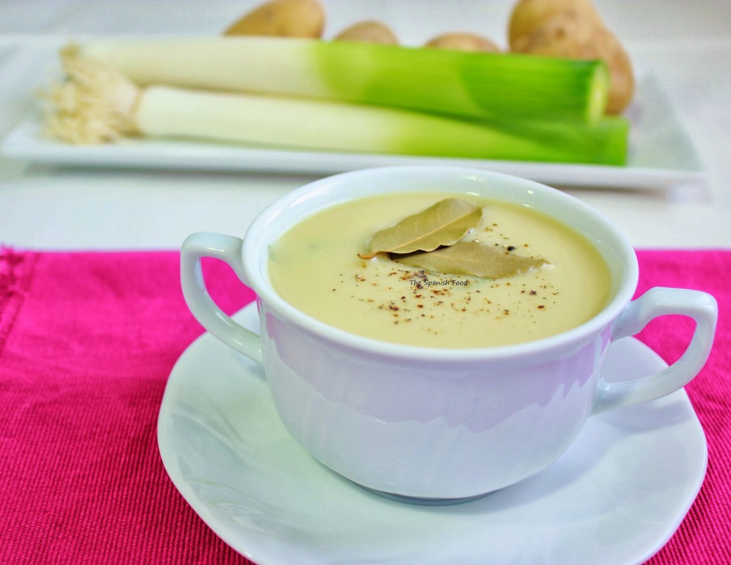 Sabores acogedores: Descubre la receta de crema de puerro, una cena ligera perfecta para noches invernales reconfortantes 1 Moncloa LOS SECRETOS DE UNA CREMA SABROSA